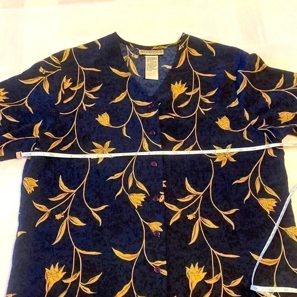 Simple T-shirt buttons down in  New Condition - Picture 3 of 6